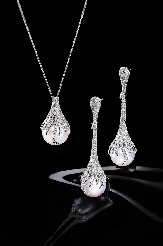 White gold necklace and earrings with diamonds and South Sea pearls