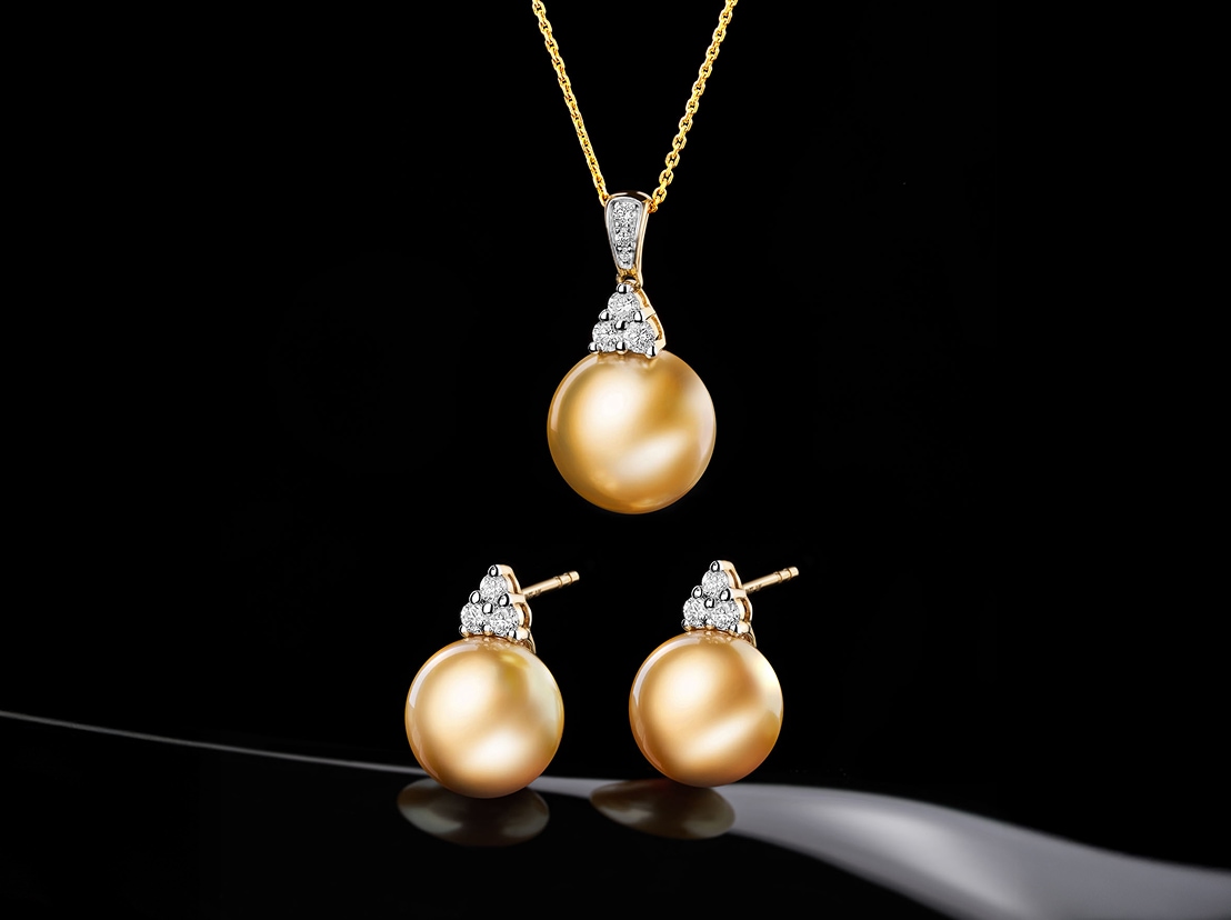 Yellow gold pendant and earrings with diamonds and a Golden South Sea pearl