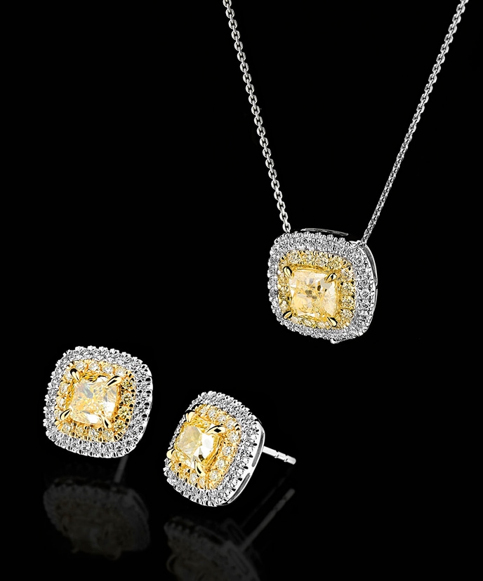 Earrings and pendant in white and yellow gold with diamonds